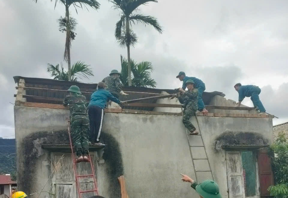 Lực lượng quân đội hỗ trợ người dân A Lưới lợp lại nhà, khắc phục hậu quả giông lốc.