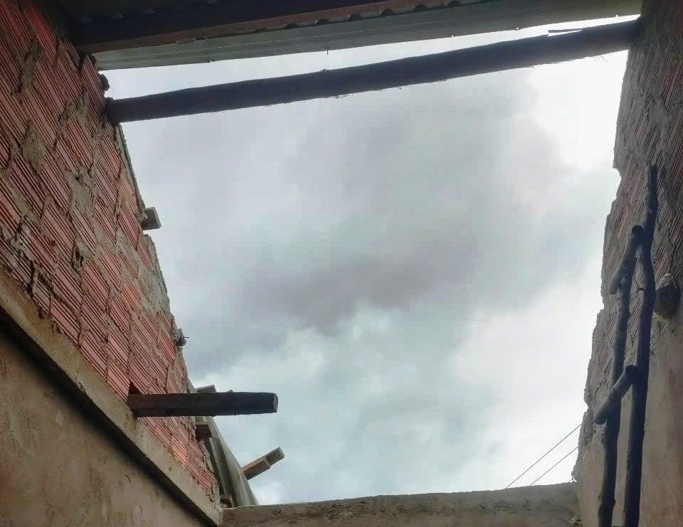 Nhà dân ở huyện miền núi A Lưới bị lốc lớn thổi bay phần mái lợp.