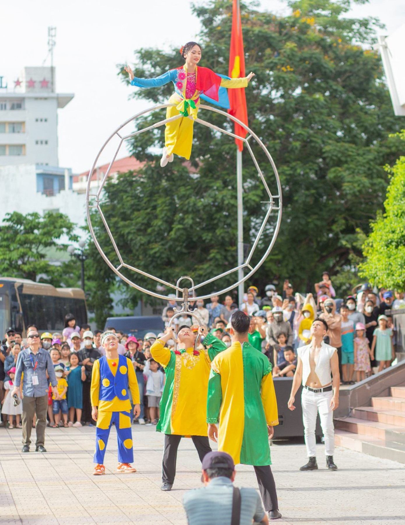 Một tiết mục xiếc gây cấn, hấp dẫn quảng diễn giữa phố.