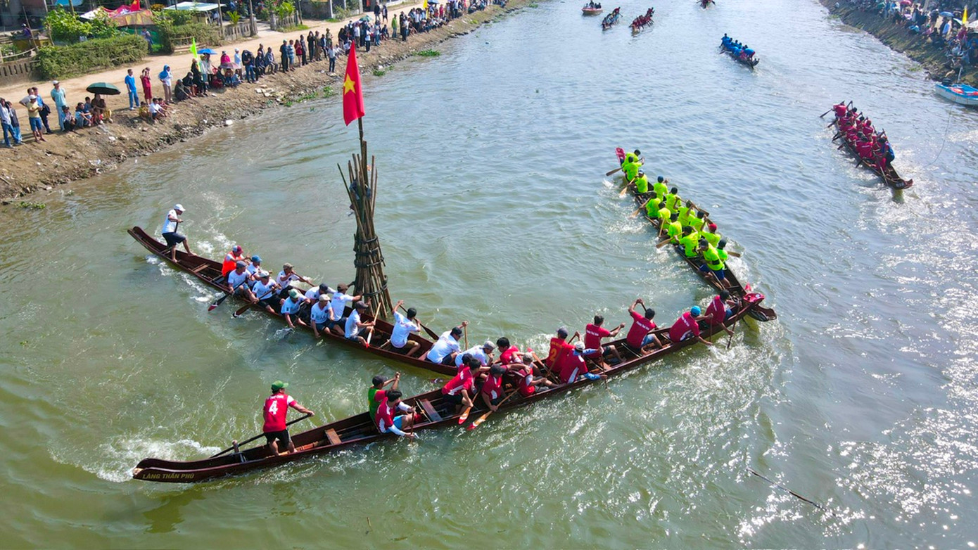 Những cú "lộn vè" (xoay qua mốc) đầy ngoạn mục, gây cấn. Những cú "lộn vè" (xoay qua mốc) đầy ngoạn mục, gây cấn.