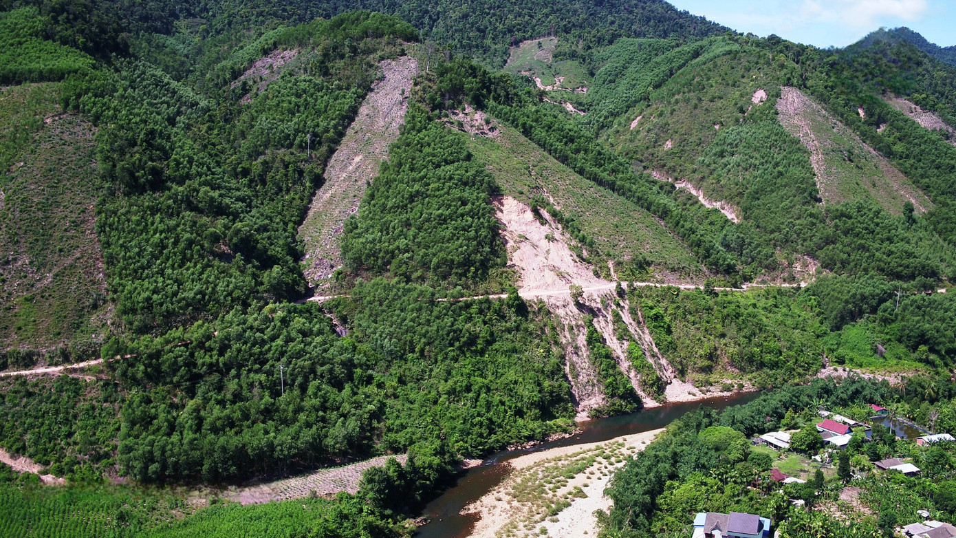 Một mảng đồi bị nứt vỡ, trôi trượt xuống bên dưới cạnh khu dân cư tại xã Thượng Lộ. Ảnh: PCLB Huế