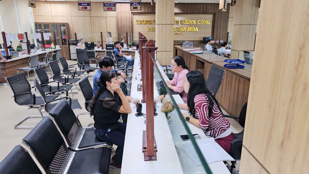 Nhiều người dân tại Huế hài lòng với quy trình giải quyết thủ tục hành chính của các phường, xã trong ngày đầu vận hành mô hình chính quyền địa phương hai cấp.