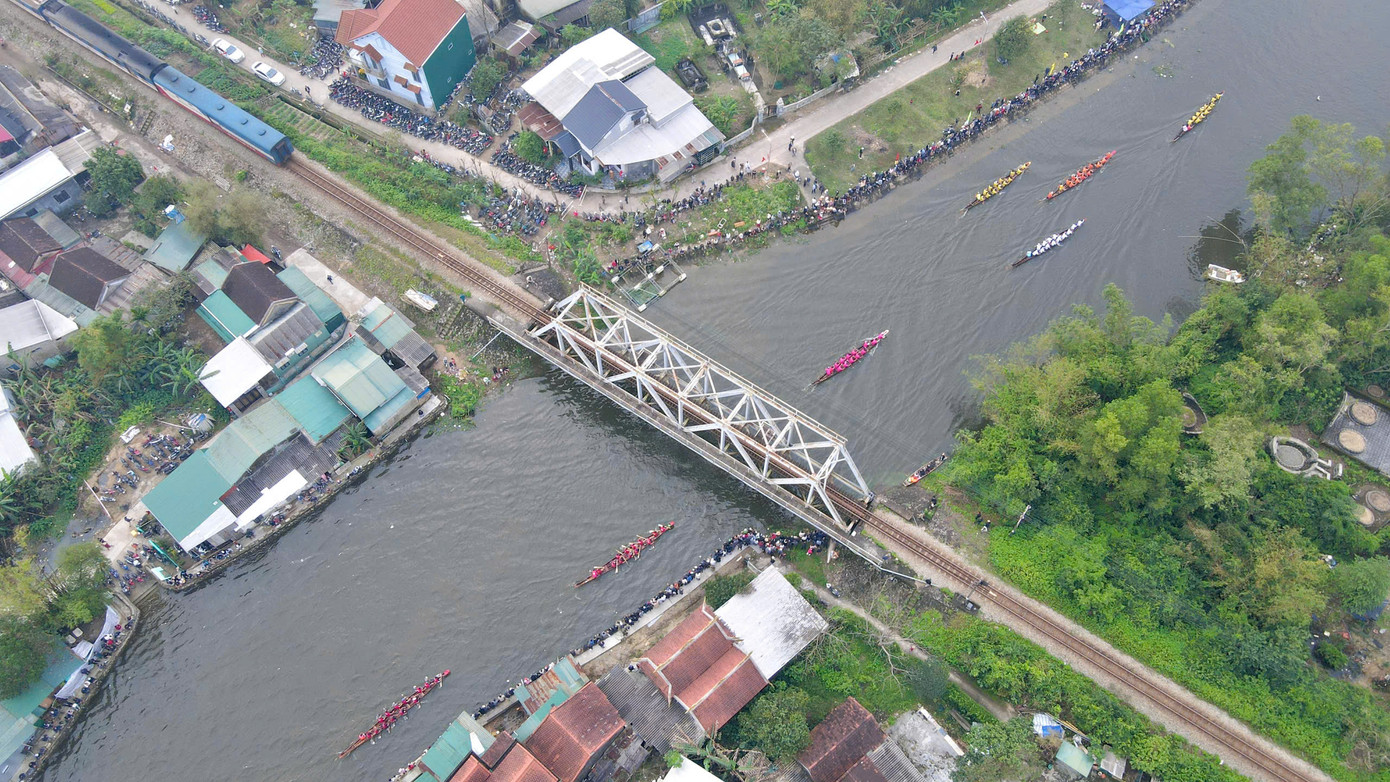 Một đoạn sông Vực trở nên sôi động trong tiếng hò reo cổ vũ của khán giả, tiếng chiêng, phèng la, trống hội thúc giục.
