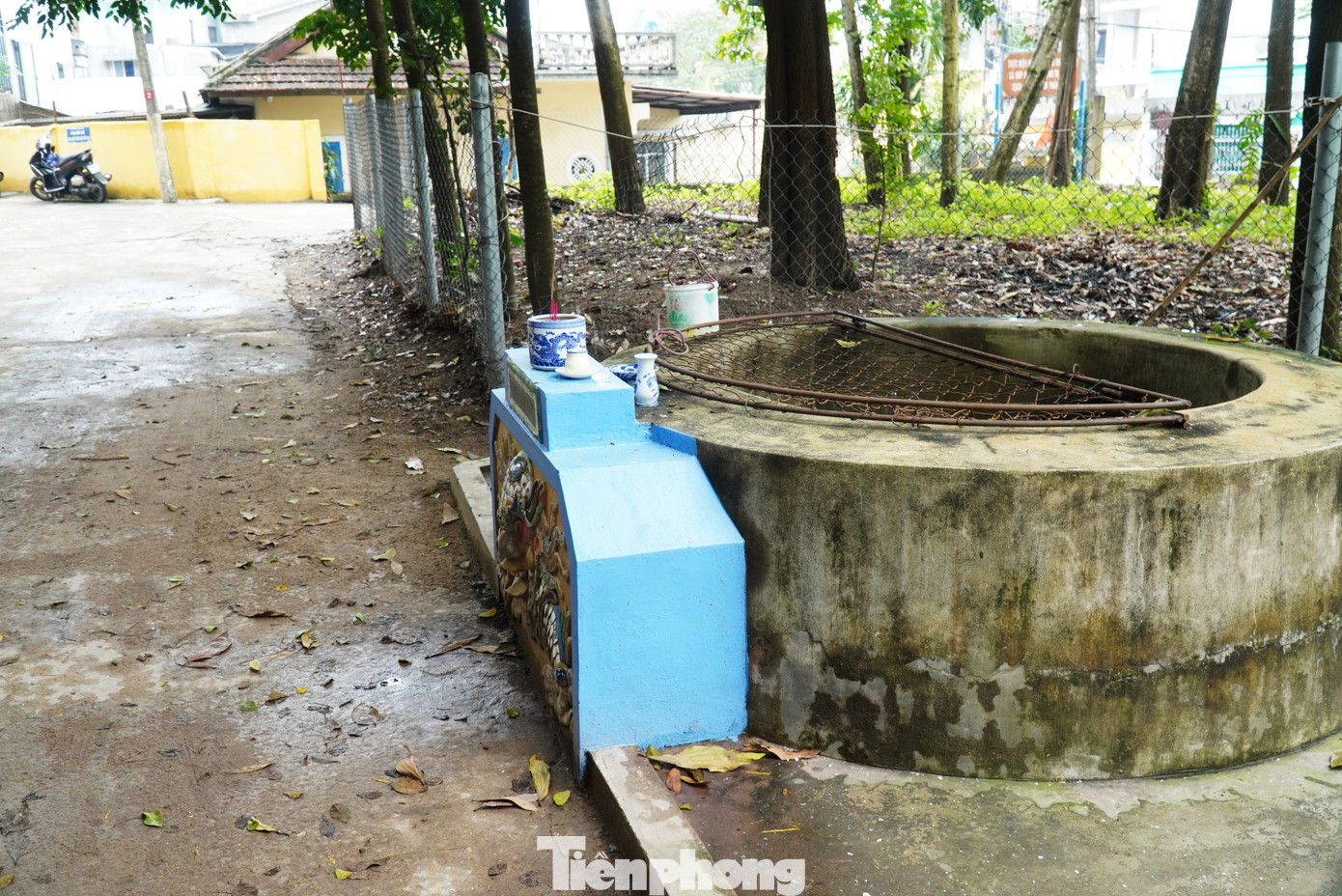 Từ bao đời nay, dân địa phương gọi đó là giếng Hàm Long. Được biết, chiếc giếng cổ này gắn với những huyền tích liên quan triều Nguyễn và lịch sử khai sơn Báo Quốc tự. Từ bao đời nay, dân địa phương gọi đó là giếng Hàm Long. Được biết, chiếc giếng cổ này gắn với những huyền tích liên quan triều Nguyễn và lịch sử khai sơn Báo Quốc tự.