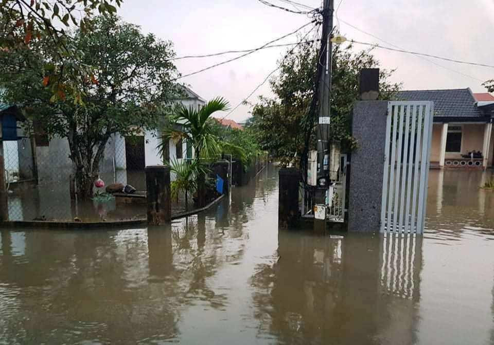 Đường tại các xóm làng ở TT-Huế bị ngập nặng, ảnh hưởng giao thông đi lại