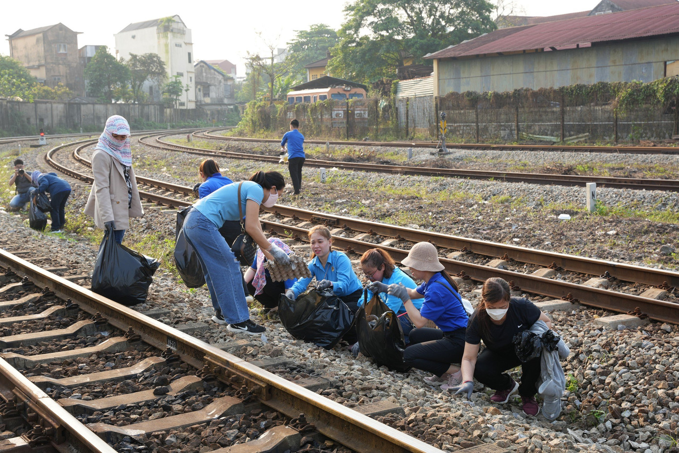 Hoạt động được triển khai đồng loạt dọc tuyến đường sắt Huế - Phú Lộc, TT-Huế, và nhiều điểm ga.