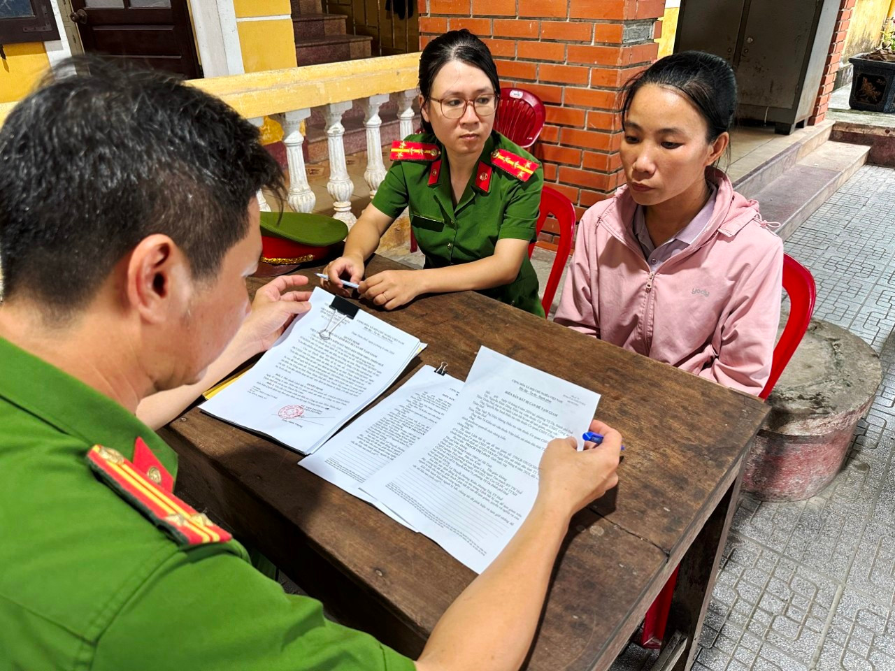 Đối tượng Thạch Thị Loan (bìa phải) tại cơ quan công an.