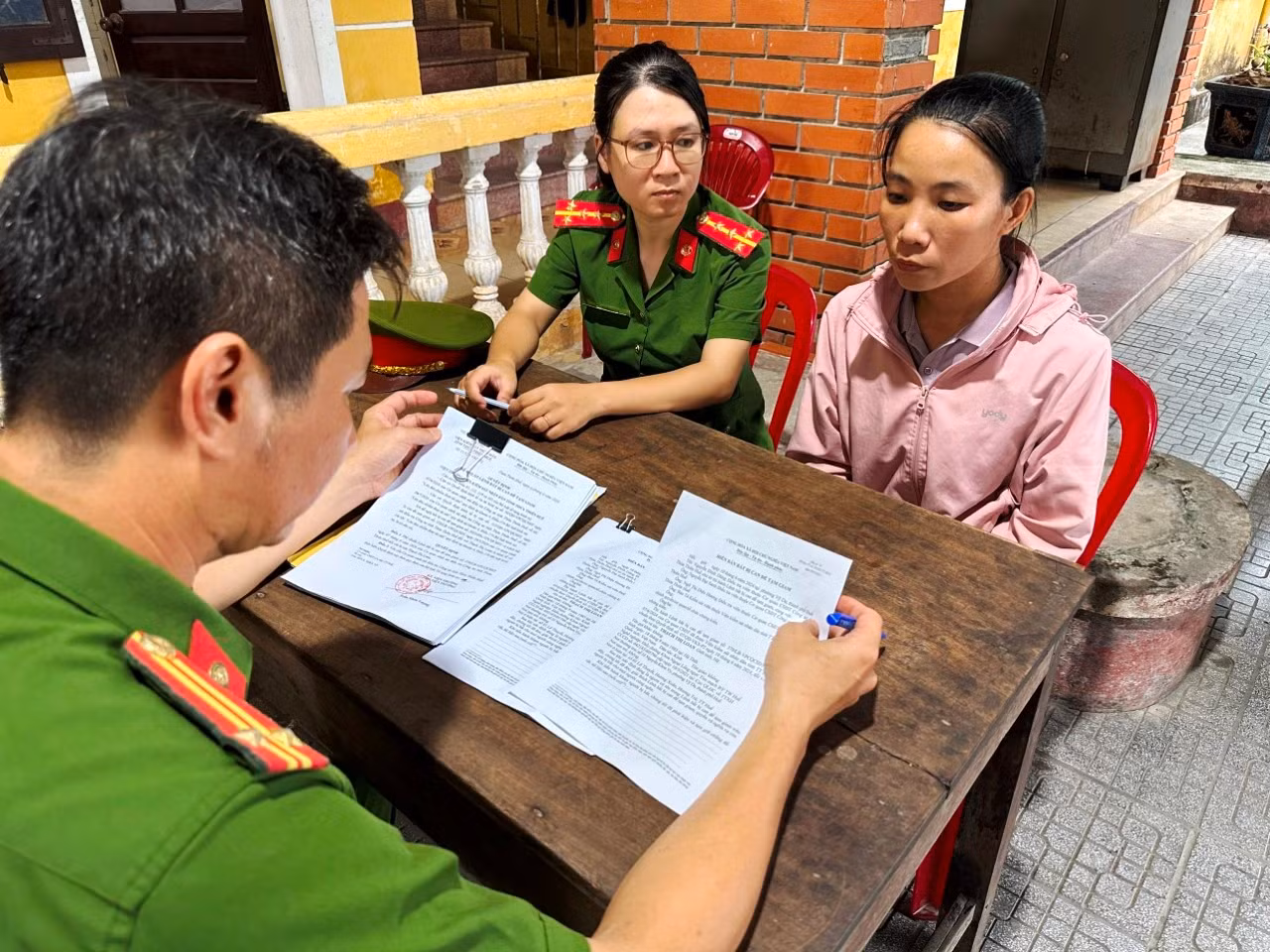 Đối tượng Thạch Thị Loan (bìa phải) tại cơ quan công an. Đối tượng Thạch Thị Loan (bìa phải) tại cơ quan công an.