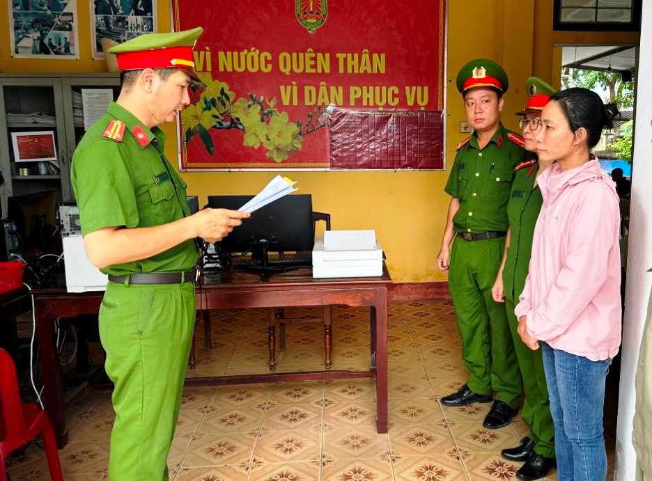 Đọc lệnh khởi tố, bắt tạm giam đối với Thạch Thị Loan.