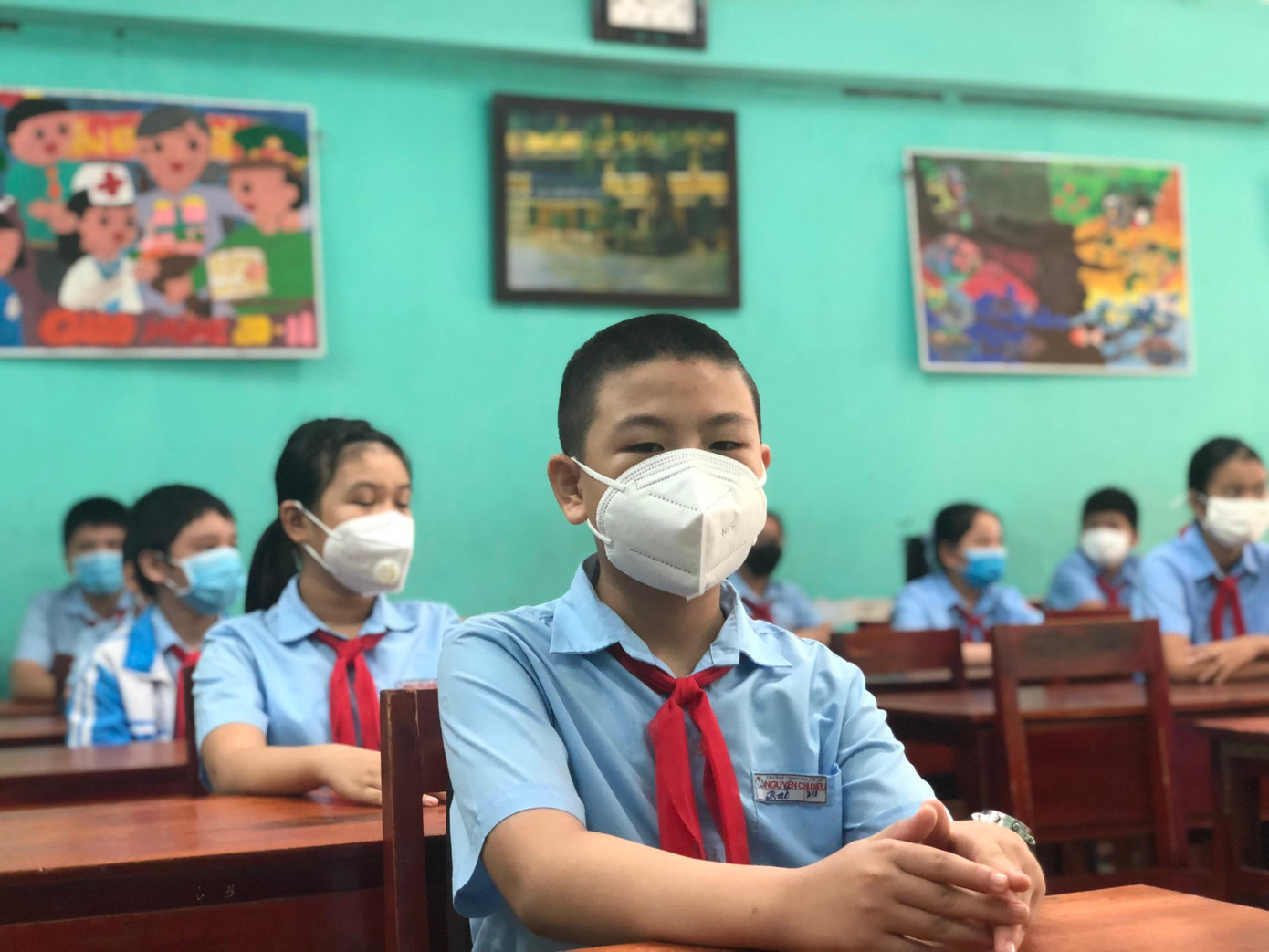 Học sinh thực hiện giãn cách khi học tập tại trường