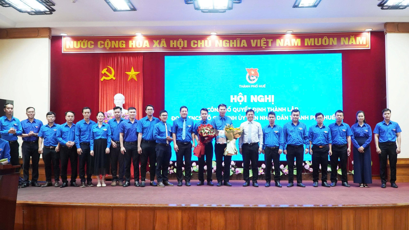 Phó Chủ tịch Thường trực UBND TP Huế Nguyễn Thanh Bình (áo trắng) trao quyết định và tặng hoa chúc mừng Ban chấp hành Đoàn TNCS Hồ Chí Minh UBND thành phố. Ảnh: Lê Thọ Phó Chủ tịch Thường trực UBND TP Huế Nguyễn Thanh Bình (áo trắng) trao quyết định và tặng hoa chúc mừng Ban chấp hành Đoàn TNCS Hồ Chí Minh UBND thành phố. Ảnh: Lê Thọ