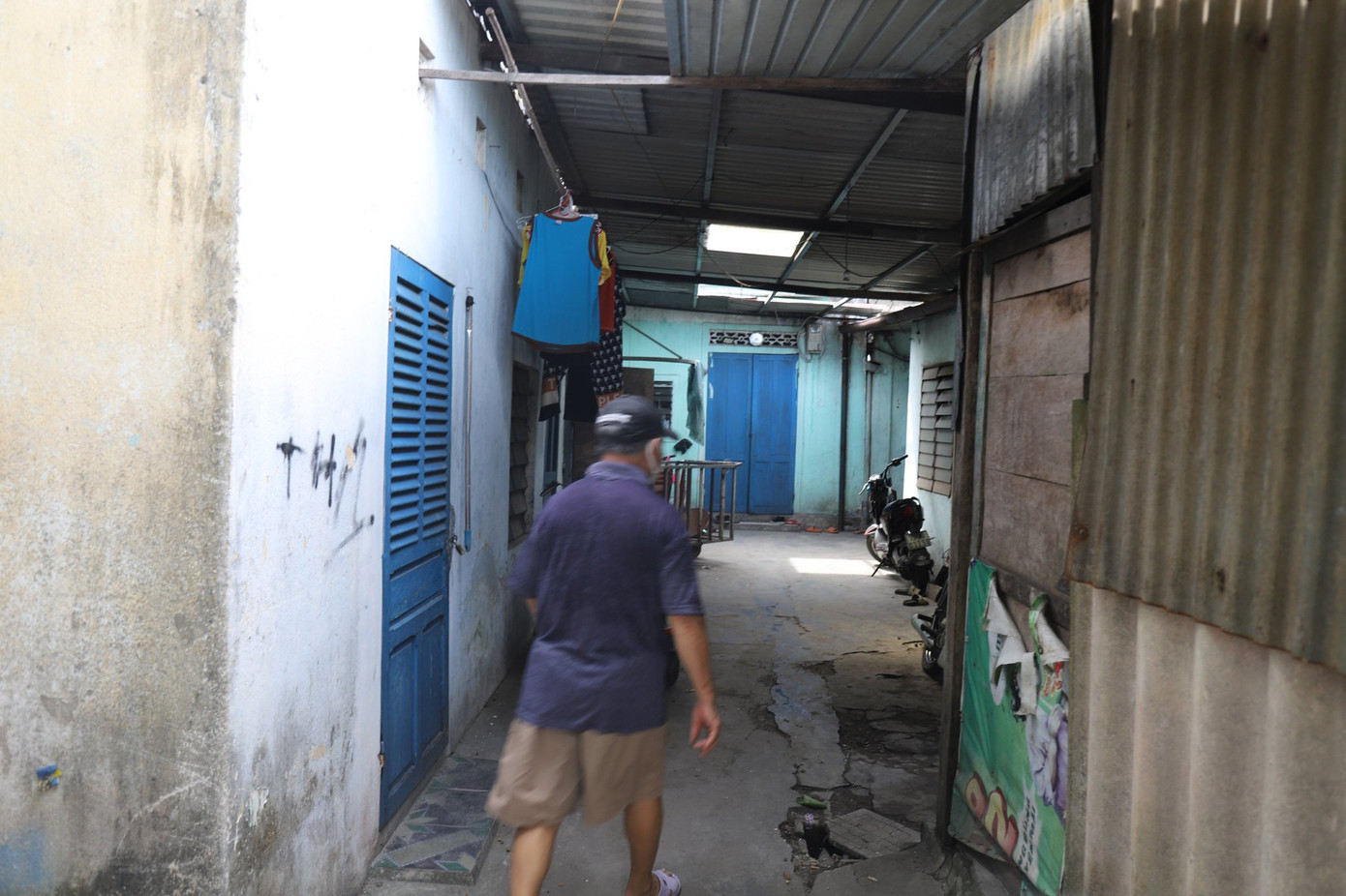 Nhà cửa xập xệ, tạm bợ trong khuôn viên khu An Lăng. Nhà cửa xập xệ, tạm bợ trong khuôn viên khu An Lăng.