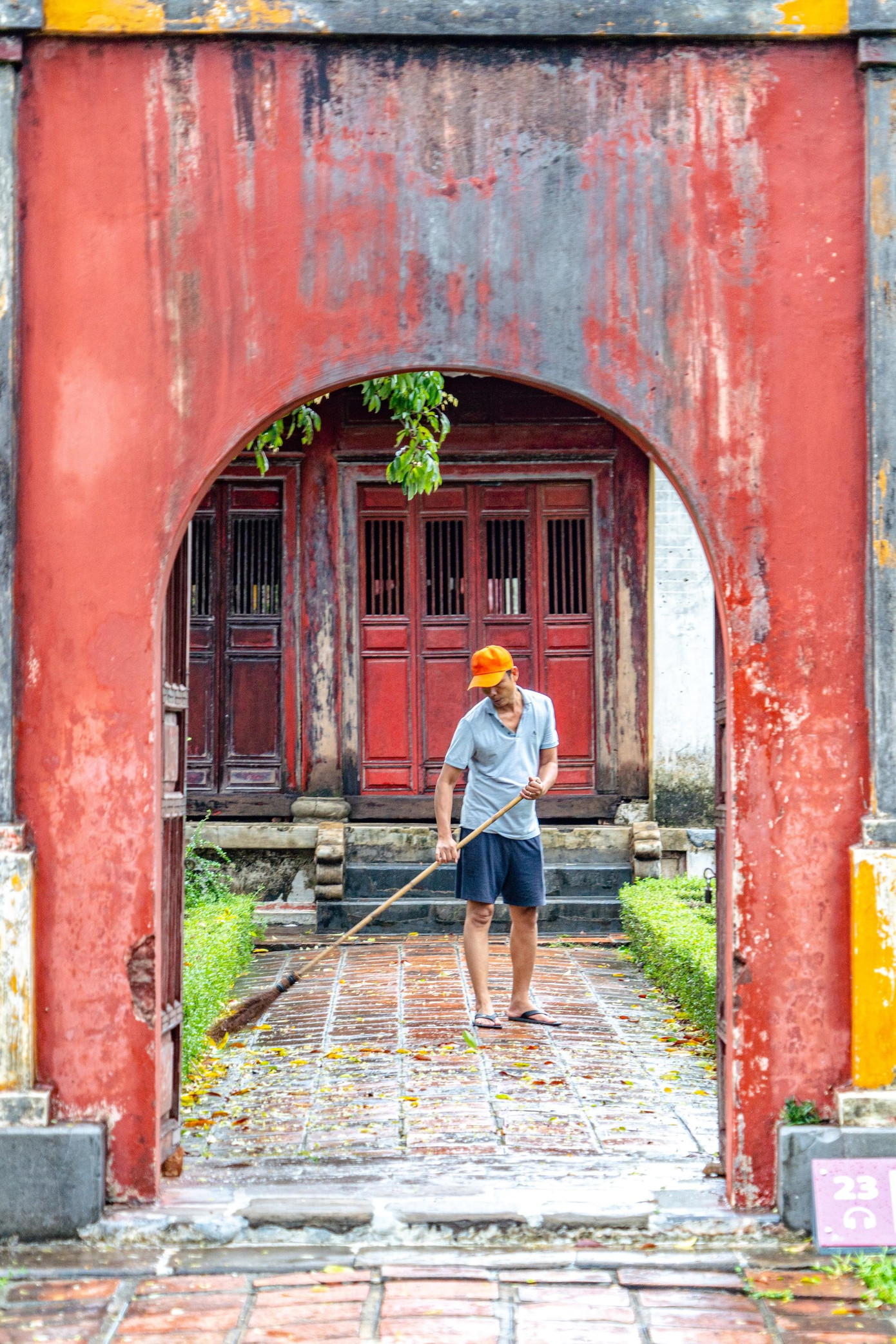 Vệ sinh di tích để chuẩn bị đón khách tham quan trở lại. Ảnh: Bảo Minh