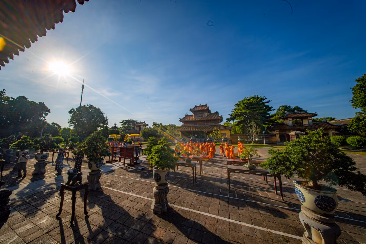 Chương trình trưng bày, triển lãm diễn ra từ ngày 21 đến 25/6, với sự tham gia của hơn 300 nghệ nhân tạo tác cây kiểng, trồng hoa phong lan đến từ 20 đơn vị sinh vật cảnh trên toàn quốc. Ảnh: Bảo Minh.