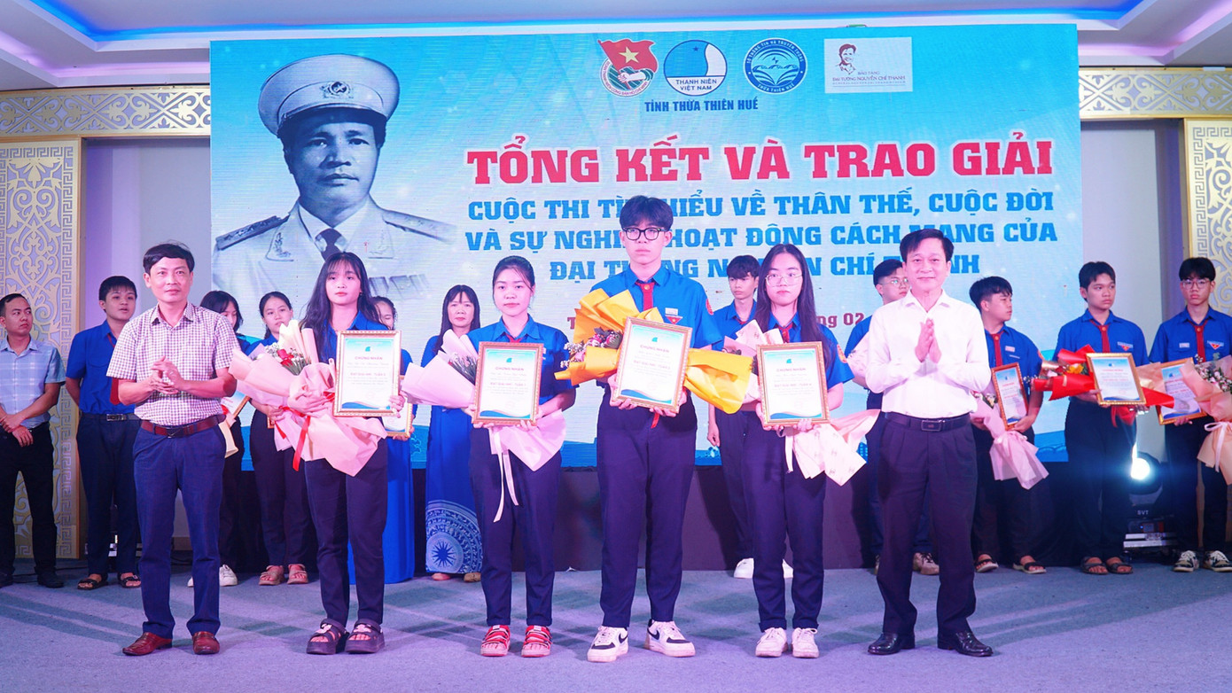Trao giải cho các tập thể, cá nhân đạt thành tích cao cuộc thi tìm hiểu về Đại tướng Nguyễn Chí Thanh.