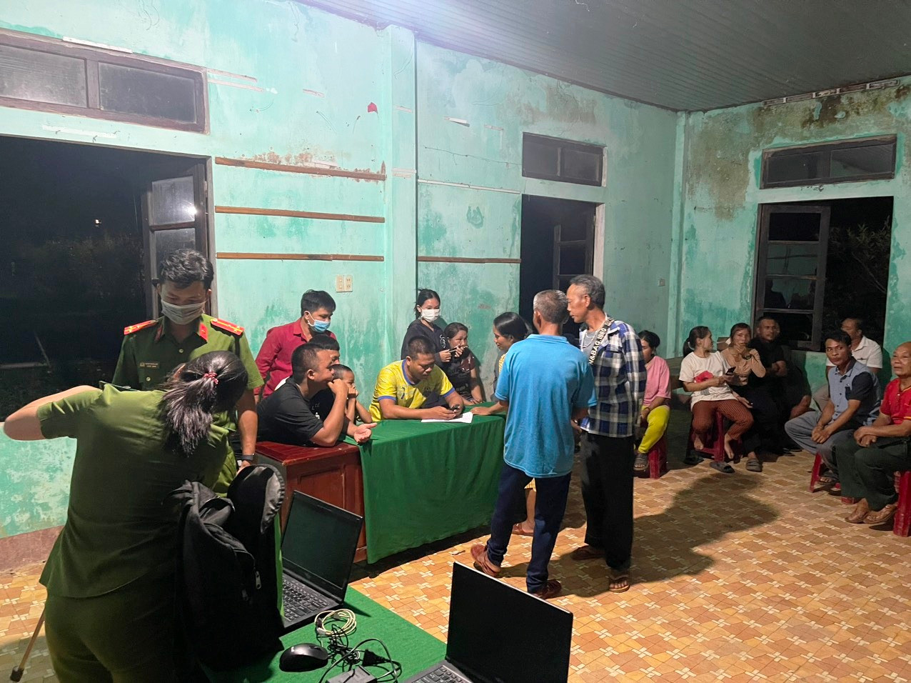 Lực lượng tình nguyện làm việc vào cả ban đêm để đẩy mạnh thực hiện đợt cao điểm thu nhận hồ sơ cấp tài khoản định danh điện tử cho công dân.