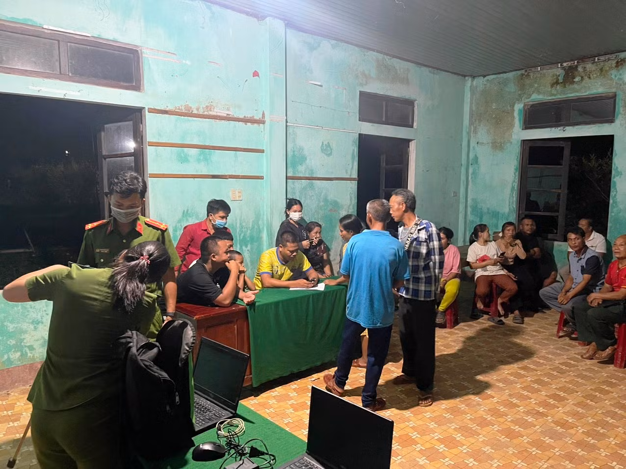 Lực lượng tình nguyện làm việc vào cả ban đêm để đẩy mạnh thực hiện đợt cao điểm thu nhận hồ sơ cấp tài khoản định danh điện tử cho công dân. Lực lượng tình nguyện làm việc vào cả ban đêm để đẩy mạnh thực hiện đợt cao điểm thu nhận hồ sơ cấp tài khoản định danh điện tử cho công dân.