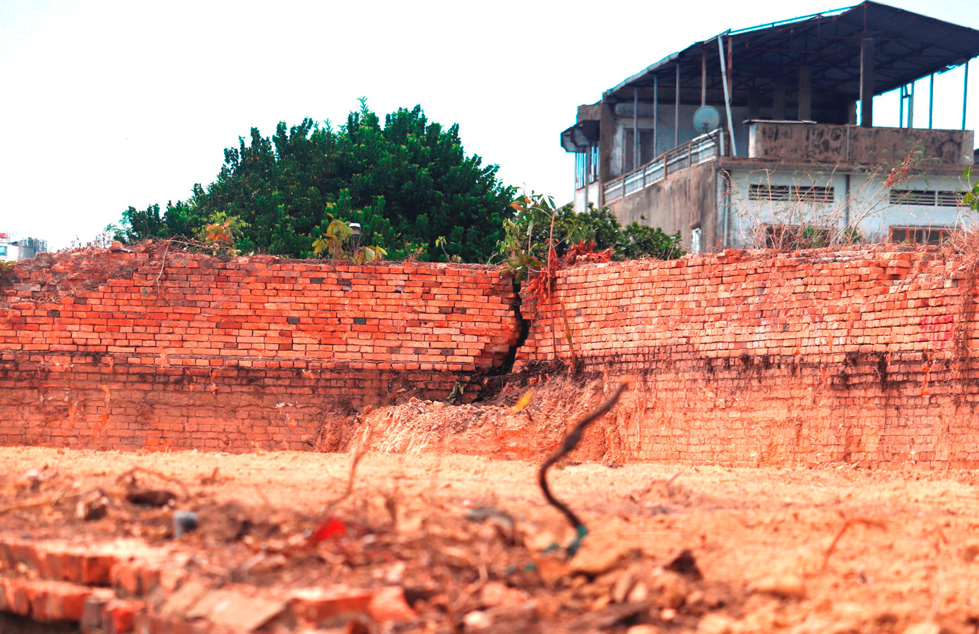 Có những đoạn thành xây bằng gạch nung phía tầng trên cùng đã bị nứt, đứt gãy nhưng lại tạo nên cho người xem những hoài niệm về thời gian, những biến thiên thăng trầm của lịch sử.