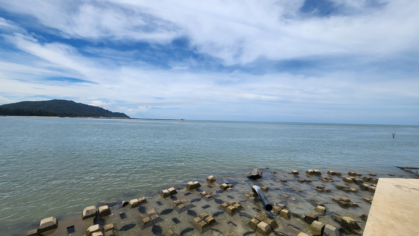 Ông Thái Văn Phúc còn cho biết, công tác nạo vét luồng lạch, hạ tầng cảng, đường giao thông, do Công ty Cổ phần Xây dựng 68 Hà Tĩnh thực hiện đang trong giai đoạn nước rút thi công. UBND huyện Phú Lộc tiến hành chi trả cho 55 hộ dân bị ảnh hưởng bởi hạng mục nạo vét luồng lạch. Đến nay, các hộ tiến hành tháo dỡ ngư cụ, nhằm bảo đảm cho công tác giải phóng, bàn giao mặt bằng thực hiện dự án.