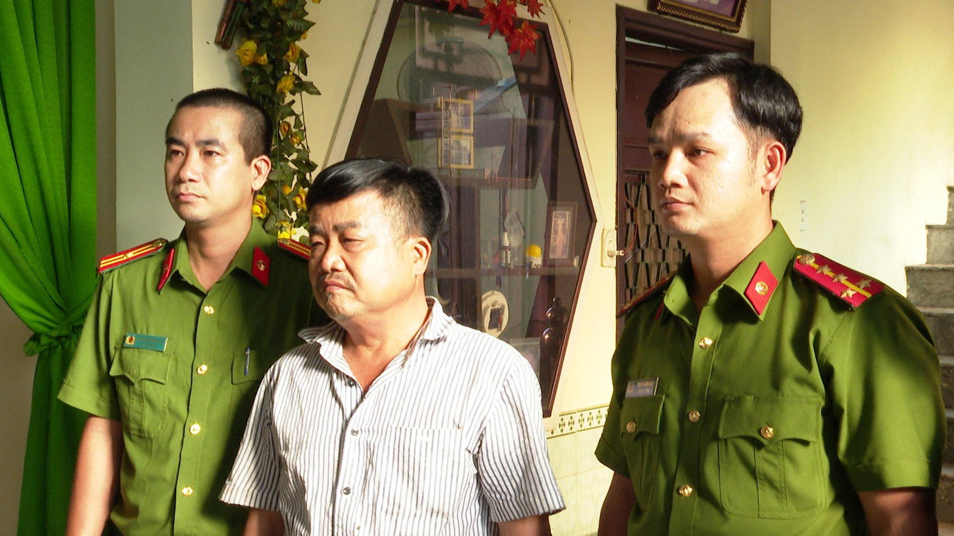 Công an thực hiện lệnh bắt tạm giam đối với đối tượng Hồ Văn Nhật (giữa). Công an thực hiện lệnh bắt tạm giam đối với đối tượng Hồ Văn Nhật (giữa).