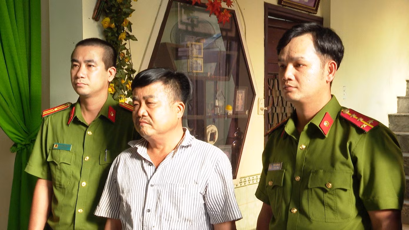 Công an thực hiện lệnh bắt tạm giam đối với đối tượng Hồ Văn Nhật (giữa).
