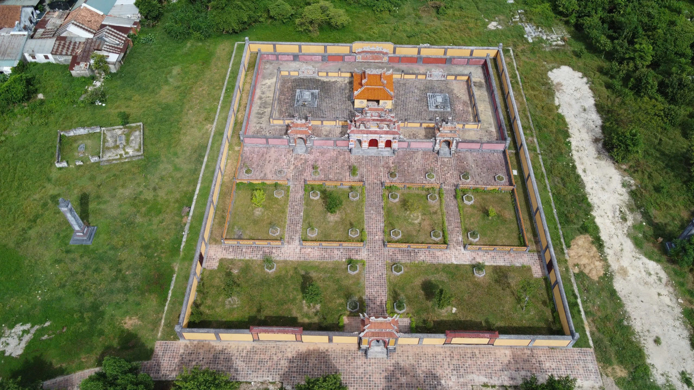 Đây là nơi an nghỉ của vua Dục Đức và Từ Minh Huệ hoàng hậu.