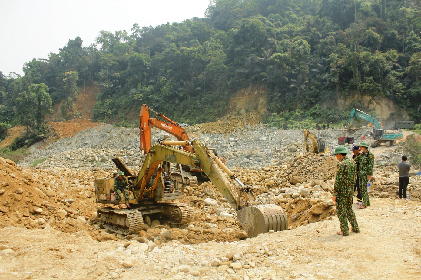 Lật từng mẩu đất, viên đá để tìm kiếm người mất tích. Lật từng mẩu đất, viên đá để tìm kiếm người mất tích.