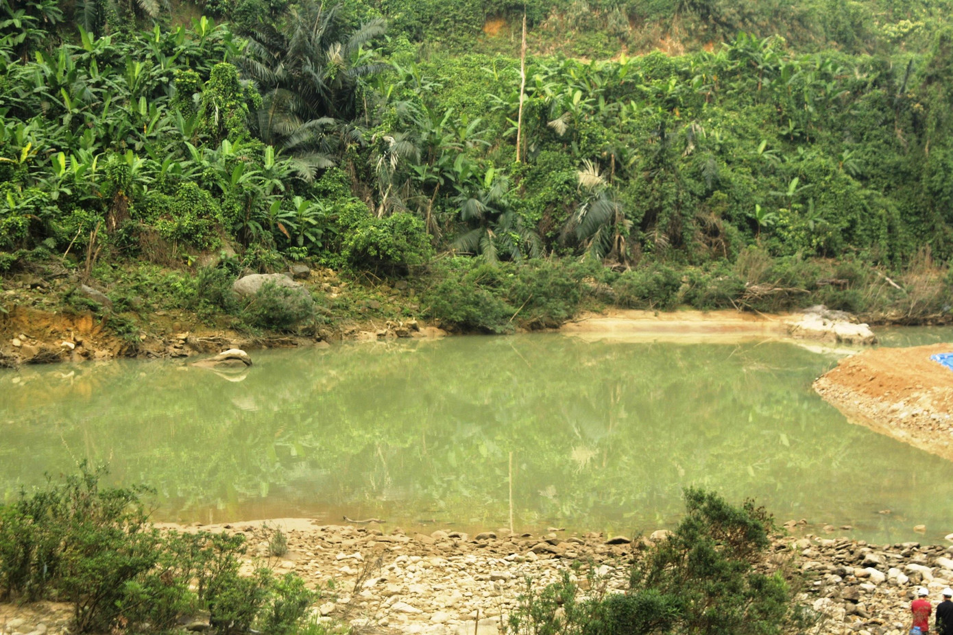 Khu vực nghi ngờ có người bị vùi lấp bên dưới do sạt lở đất. Khu vực nghi ngờ có người bị vùi lấp bên dưới do sạt lở đất.