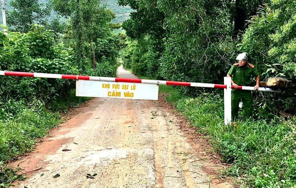 Tuyến đường 71 qua xã Phong Xuân (huyện Phong Điền) dẫn đến thủy điện Rào Trăng 3 - nơi xảy ra thảm nạn sạt lở trong mùa mưa năm 2020 cũng đã bị cấm người và phương tiện qua lại kể từ sáng 27/9. Ảnh: CTV