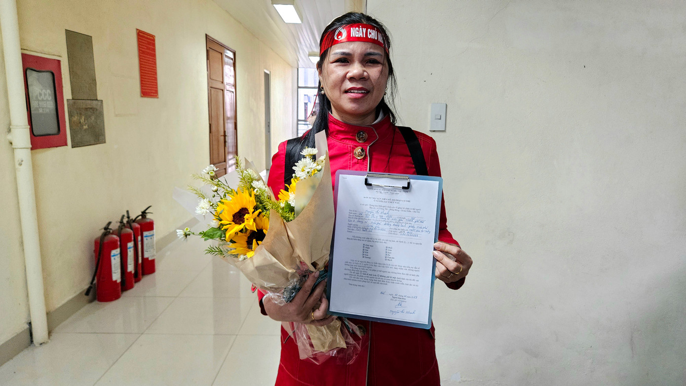 Một phụ nữ tại Huế viết đơn đăng ký hiến tặng mô, tạng. Một phụ nữ tại Huế viết đơn đăng ký hiến tặng mô, tạng.