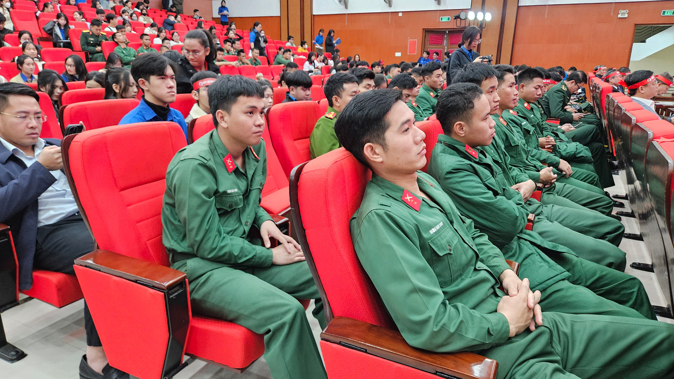 Ngày hội hiến máu tình nguyện do Thành Đoàn Huế tổ chức thu hút gần 800 đoàn viên, thanh niên tham gia. Ngày hội hiến máu tình nguyện do Thành Đoàn Huế tổ chức thu hút gần 800 đoàn viên, thanh niên tham gia.