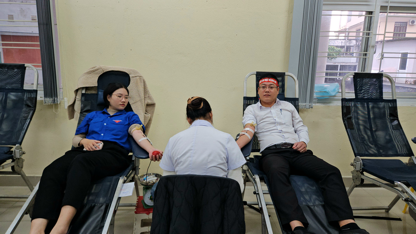 Anh Nguyễn Thanh Hoài - Bí thư Thành Đoàn Huế (phải), tham gia hiến máu. Anh Nguyễn Thanh Hoài - Bí thư Thành Đoàn Huế (phải), tham gia hiến máu.