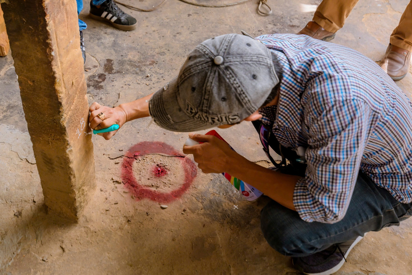 Công tác cắm mốc xác định ranh giới pháp lý của 16 di tích quan trọng nằm ngoài Kinh thành Huế.