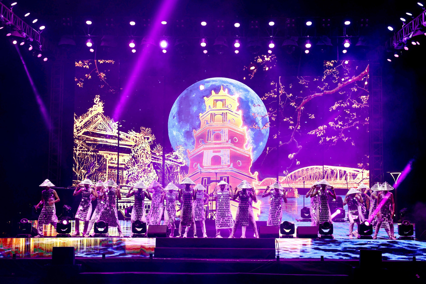 Đêm gala là lời chào tạm biệt và lời cảm ơn dành cho những người bạn gần xa đã đến với Cố đô Huế, cùng nhau sống trong những khoảnh khắc trọn vẹn, cùng hòa mình vào không khí sôi động của Festival Huế mùa Hạ 2022.