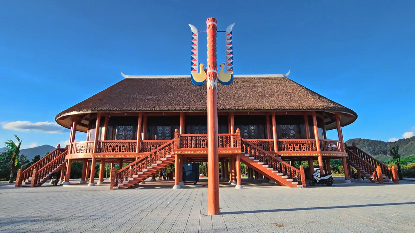 Dịp Quốc khánh năm nay, Làng văn hóa các dân tộc thiểu số A Lưới (gọi tắt là Làng văn hóa) dự kiến khánh thành đi vào hoạt động, trở thành điểm đến mới hấp dẫn về tham quan du lịch, bảo tồn, giao lưu văn hóa, tổ chức lễ hội truyền thống đặc sắc truyền đời của các dân tộc anh em. Dịp Quốc khánh năm nay, Làng văn hóa các dân tộc thiểu số A Lưới (gọi tắt là Làng văn hóa) dự kiến khánh thành đi vào hoạt động, trở thành điểm đến mới hấp dẫn về tham quan du lịch, bảo tồn, giao lưu văn hóa, tổ chức lễ hội truyền thống đặc sắc truyền đời của các dân tộc anh em.