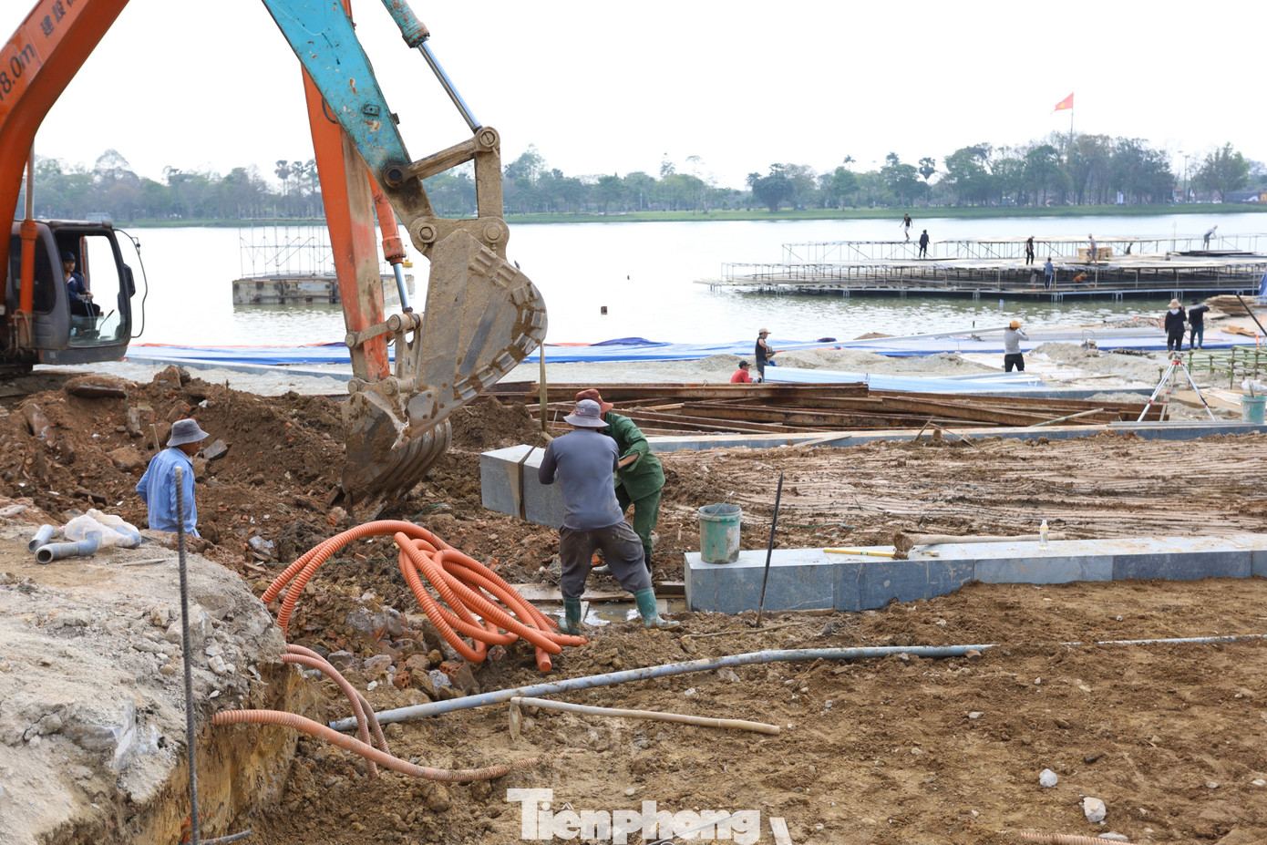 Ghi nhận của PV, đội ngũ công nhân, cán bộ kỹ thuật hiện tăng tốc hoàn thiện những hạng mục cuối. Trên sân khấu, các tấm gỗ đang được sắp xếp tỉ mỉ, đảm bảo tính thẩm mỹ và kết cấu vững chắc. Phía sau, khán đài đang được lắp ráp với sức chứa hàng nghìn khán giả. Ghi nhận của PV, đội ngũ công nhân, cán bộ kỹ thuật hiện tăng tốc hoàn thiện những hạng mục cuối. Trên sân khấu, các tấm gỗ đang được sắp xếp tỉ mỉ, đảm bảo tính thẩm mỹ và kết cấu vững chắc. Phía sau, khán đài đang được lắp ráp với sức chứa hàng nghìn khán giả.