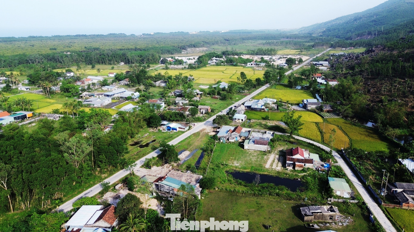 Hơn 16 năm nay, người dân thôn Phú Hải, xã Lộc Vĩnh (huyện Phú Lộc, TP. Huế) rơi vào tình cảnh tiến thoái lưỡng nan, muốn rời đi không được, ở lại cũng chẳng yên. Việc xóa nhà tạm dứt điểm trước ngày 30/7 theo chủ trương chỉ đạo của lãnh đạo TP. Huế đối với khu vực này là bất khả thi. Nguyên nhân là do khu vực thôn nằm trong quy hoạch dự án du lịch, khiến đời sống bà con bị “trói chân”, nhà cửa không được phép sửa chữa, xây mới và chưa thể giải tỏa, di dời. Đại diện người dân thôn Phú Hải đã nhiều lần gửi kiến nghị đến chính quyền địa phương, nhưng đến nay, mọi thứ vẫn đâu lại vào đấy. Hơn 16 năm nay, người dân thôn Phú Hải, xã Lộc Vĩnh (huyện Phú Lộc, TP. Huế) rơi vào tình cảnh tiến thoái lưỡng nan, muốn rời đi không được, ở lại cũng chẳng yên. Việc xóa nhà tạm dứt điểm trước ngày 30/7 theo chủ trương chỉ đạo của lãnh đạo TP. Huế đối với khu vực này là bất khả thi. Nguyên nhân là do khu vực thôn nằm trong quy hoạch dự án du lịch, khiến đời sống bà con bị “trói chân”, nhà cửa không được phép sửa chữa, xây mới và chưa thể giải tỏa, di dời. Đại diện người dân thôn Phú Hải đã nhiều lần gửi kiến nghị đến chính quyền địa phương, nhưng đến nay, mọi thứ vẫn đâu lại vào đấy.