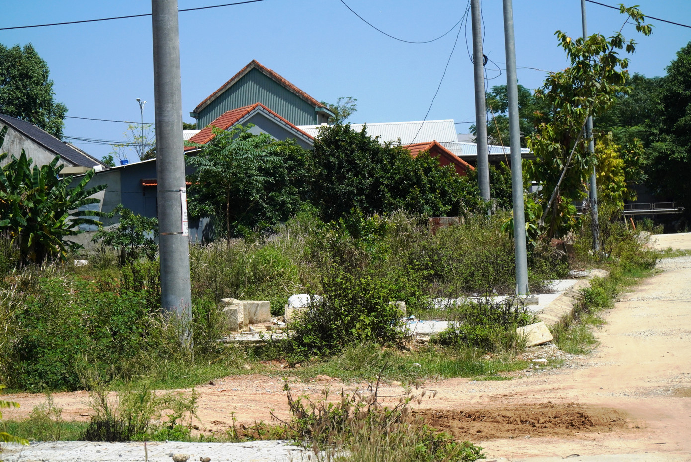Lãnh đạo UBND huyện Phú Lộc cho biết, để giải quyết vướng mắc giải phóng mặt bằng đối với các hộ dân bị ảnh hưởng, ban, ngành chức năng địa phương đã tìm mọi cách vận dụng trong khuôn khổ pháp luật cho phép, nhằm đảm bảo quyền lợi cho người dân diện thu hồi đất. Tuy nhiên, người dân vẫn chưa đồng tình khiến công tác triển khai dự án đường gặp khó khăn. Sắp tới, huyện sẽ tiếp tục vận động dân giải phóng mặt bằng; nếu sự việc kéo dài sẽ xây dựng phương án cưỡng chế, thu hồi đất phục vụ công trình công cộng.