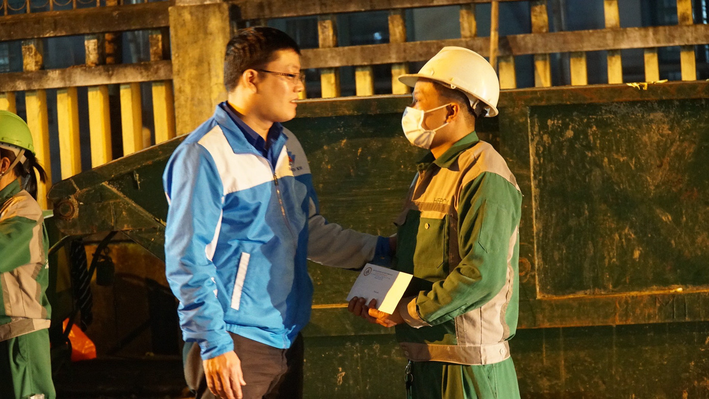 Hoạt động thăm hỏi, động viên, tặng quà công nhân vệ sinh môi trường trong đêm giao thừa Hoạt động thăm hỏi, động viên, tặng quà công nhân vệ sinh môi trường trong đêm giao thừa