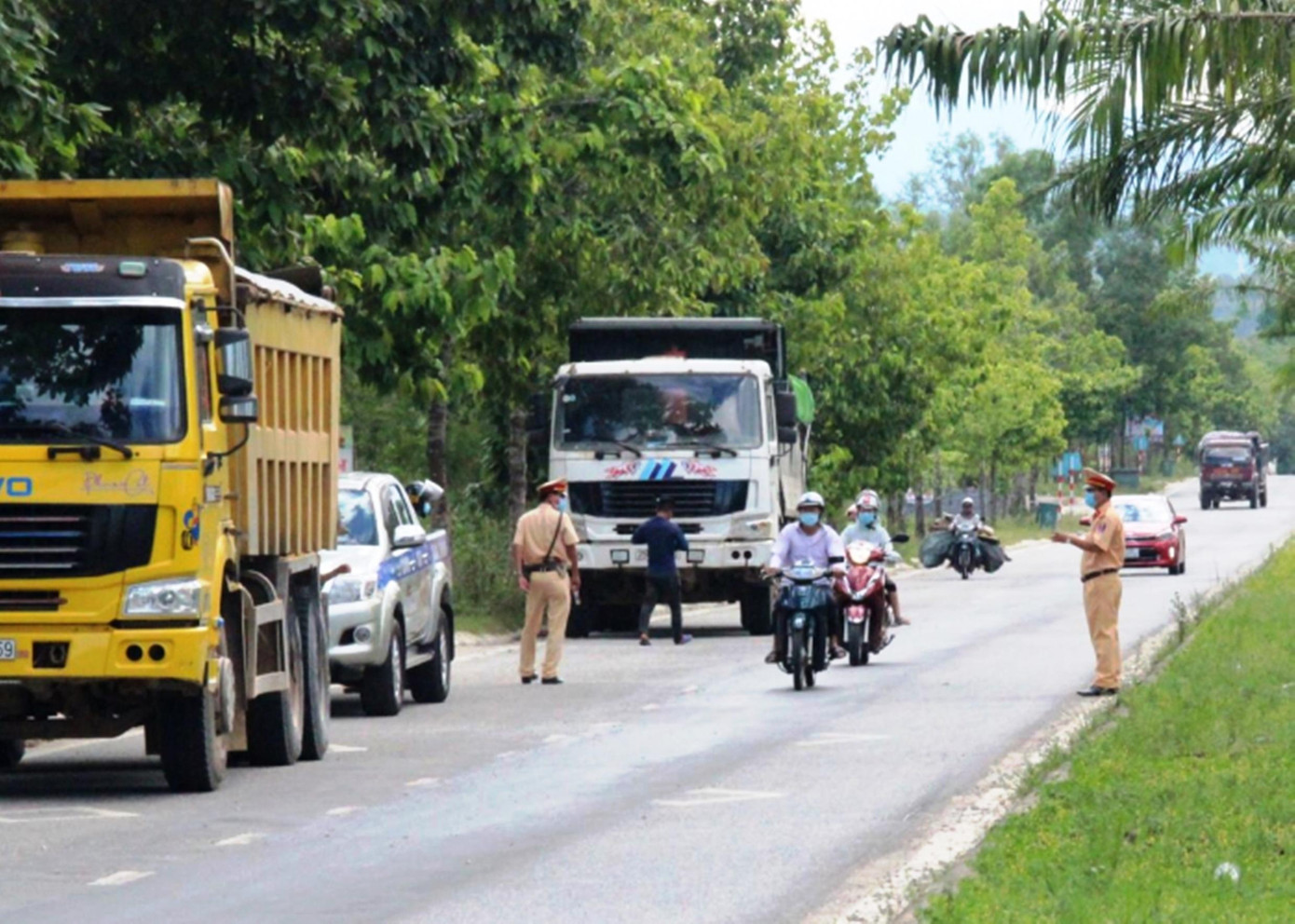 Lực lượng công an tại TT-Huế ra quân kiểm tra, xử lý các phương tiện vận tải vi phạm Luật Giao thông đường bộ. Ảnh: CTV