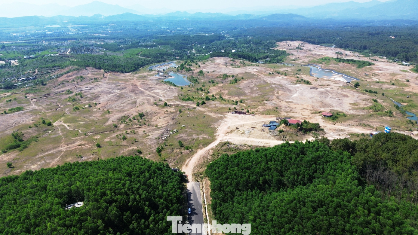 Phía sau chiếc barie là vùng đất đồi và nghĩa trang đã giải tỏa, san bạt nham nhở, thiếu đồng nhất về cao trình, loang lổ cỏ hoang và cây dại. Từ đây, những con đường đất dẫn sâu vào bên trong dự án đang hẹp dần theo thời gian bởi sự ì ạch, chậm trễ thực hiện các công trình. Phía sau chiếc barie là vùng đất đồi và nghĩa trang đã giải tỏa, san bạt nham nhở, thiếu đồng nhất về cao trình, loang lổ cỏ hoang và cây dại. Từ đây, những con đường đất dẫn sâu vào bên trong dự án đang hẹp dần theo thời gian bởi sự ì ạch, chậm trễ thực hiện các công trình.