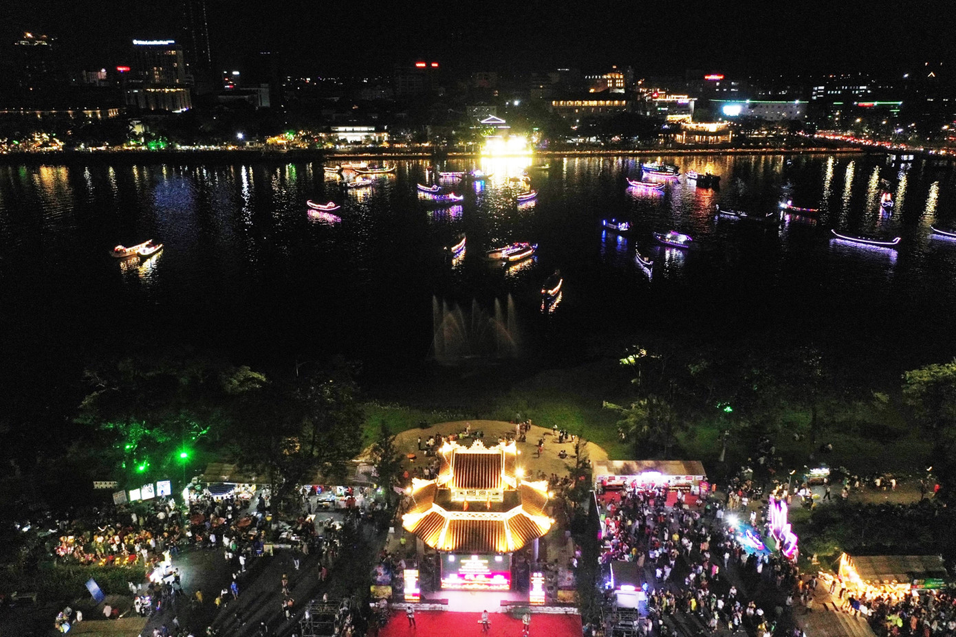 Chương trình đã thu hút hàng ngàn du khách trong nước và quốc tế tham dự. Ảnh: baotthue