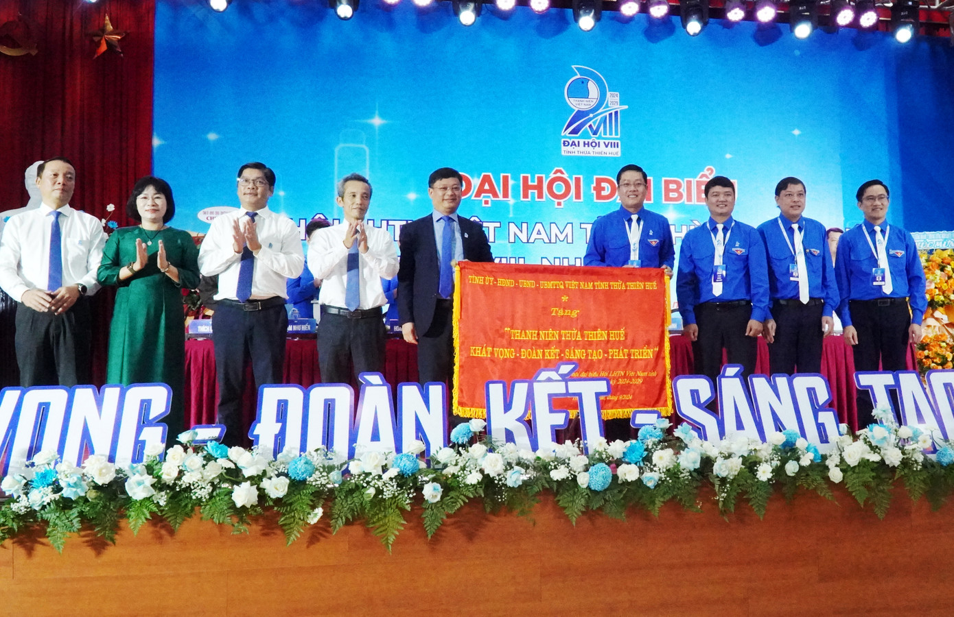 Lãnh đạo tỉnh TT-Huế tặng bức trướng “Khát vọng - Đoàn kết - Sáng tạo - Phát triển” cho thanh niên TT-Huế.