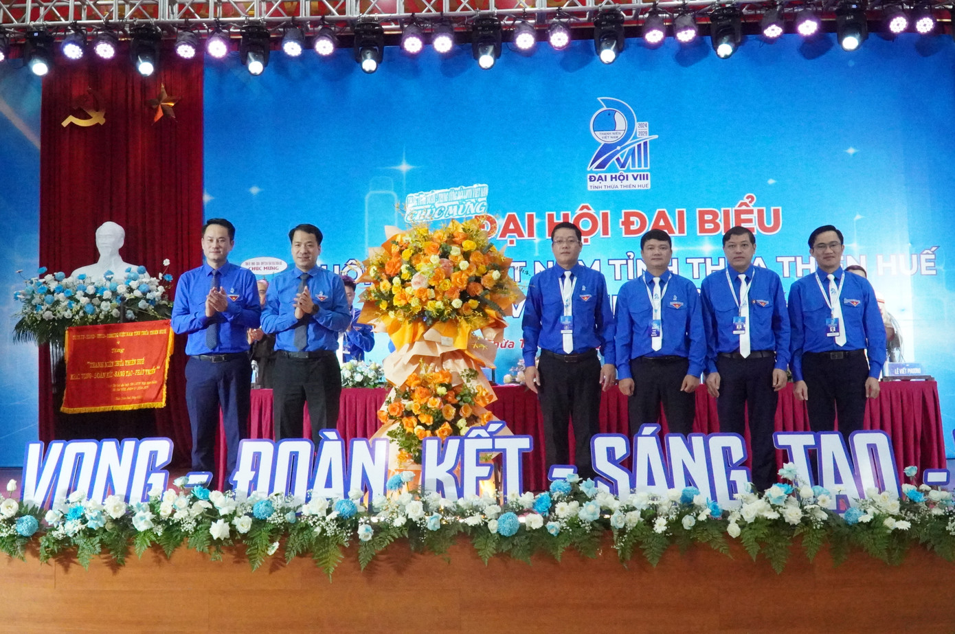 Lãnh đạo T.Ư Đoàn, T.Ư Hội LHTN Việt Nam tặng hoa cho Đại hội.