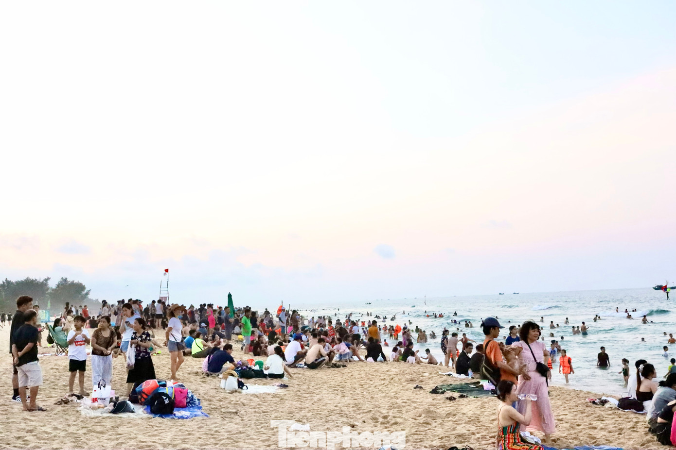 Ông Nguyễn Quang Dân - Chủ tịch UBND xã Phú Thuận, huyện Phú Vang - thông tin, dịp nghỉ lễ 30/4 và 1/5 năm nay, mỗi ngày bãi biển Phú Thuận đón gần 2.000 lượt du khách. Để đảm bảo an toàn, chính quyền bố trí lực lượng cứu hộ, dựng biển báo, quy định giờ tắm biển từ 5h đến 20h30. Ông Nguyễn Quang Dân - Chủ tịch UBND xã Phú Thuận, huyện Phú Vang - thông tin, dịp nghỉ lễ 30/4 và 1/5 năm nay, mỗi ngày bãi biển Phú Thuận đón gần 2.000 lượt du khách. Để đảm bảo an toàn, chính quyền bố trí lực lượng cứu hộ, dựng biển báo, quy định giờ tắm biển từ 5h đến 20h30.