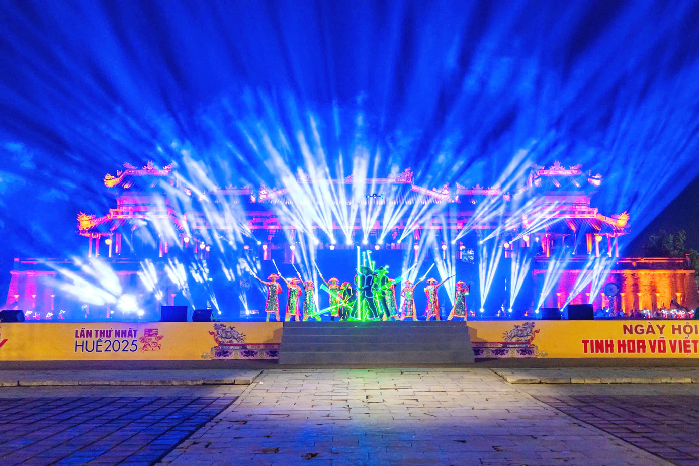 Sự kiện mang đến cho công chúng không gian nghệ thuật đậm chất huyền sử, thấm đẫm tinh thần võ thuật và bản sắc văn hóa Cố đô Huế. Sự kiện mang đến cho công chúng không gian nghệ thuật đậm chất huyền sử, thấm đẫm tinh thần võ thuật và bản sắc văn hóa Cố đô Huế.