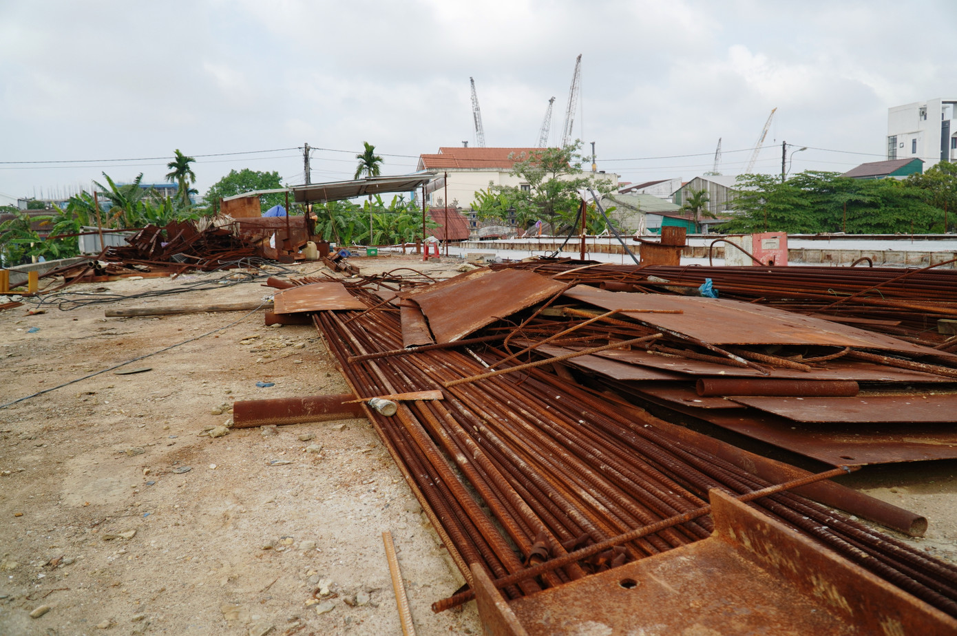 Tại công trình này, do tạm dừng thi công trong thời gian dài vì vướng công tác giải phóng nên nhà thầu thi công đã có văn bản gửi chủ đầu tư xin chấm dứt hợp đồng. Ban QLDA đã kiến nghị Sở KH&amp;ĐT tham mưu UBND tỉnh cho phép thực hiện các thủ tục chấm dứt hợp đồng gói thầu số 9 về xây lắp hạng mục cầu, hệ thống giao thông, thoát nước, điện chiếu sáng và đảm bảo giao thông đường thủy (gồm Liên danh Công ty CP cầu 1 Thăng Long và Công ty CP Quản lý đường bộ và Xây dựng công trình TT-Huế, với giá trị hợp đồng gần 23 tỷ đồng).