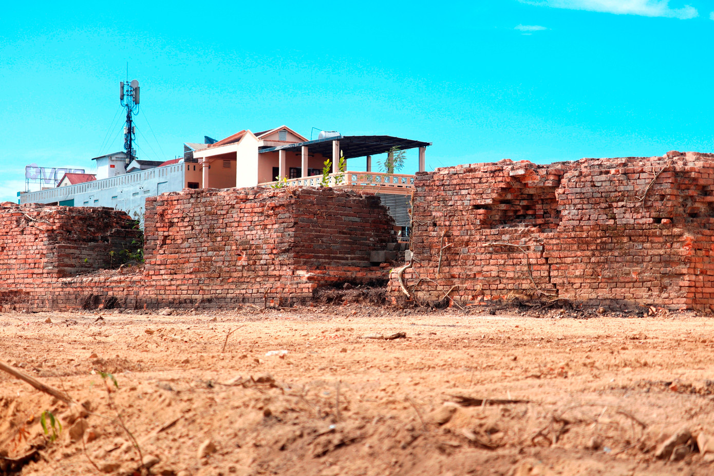 Những bức tường thành với gạch vữa nguyên thủy phát lộ sau khi cây cối, vật kiến trúc được dọn dẹp, triệt giải, phát quang.