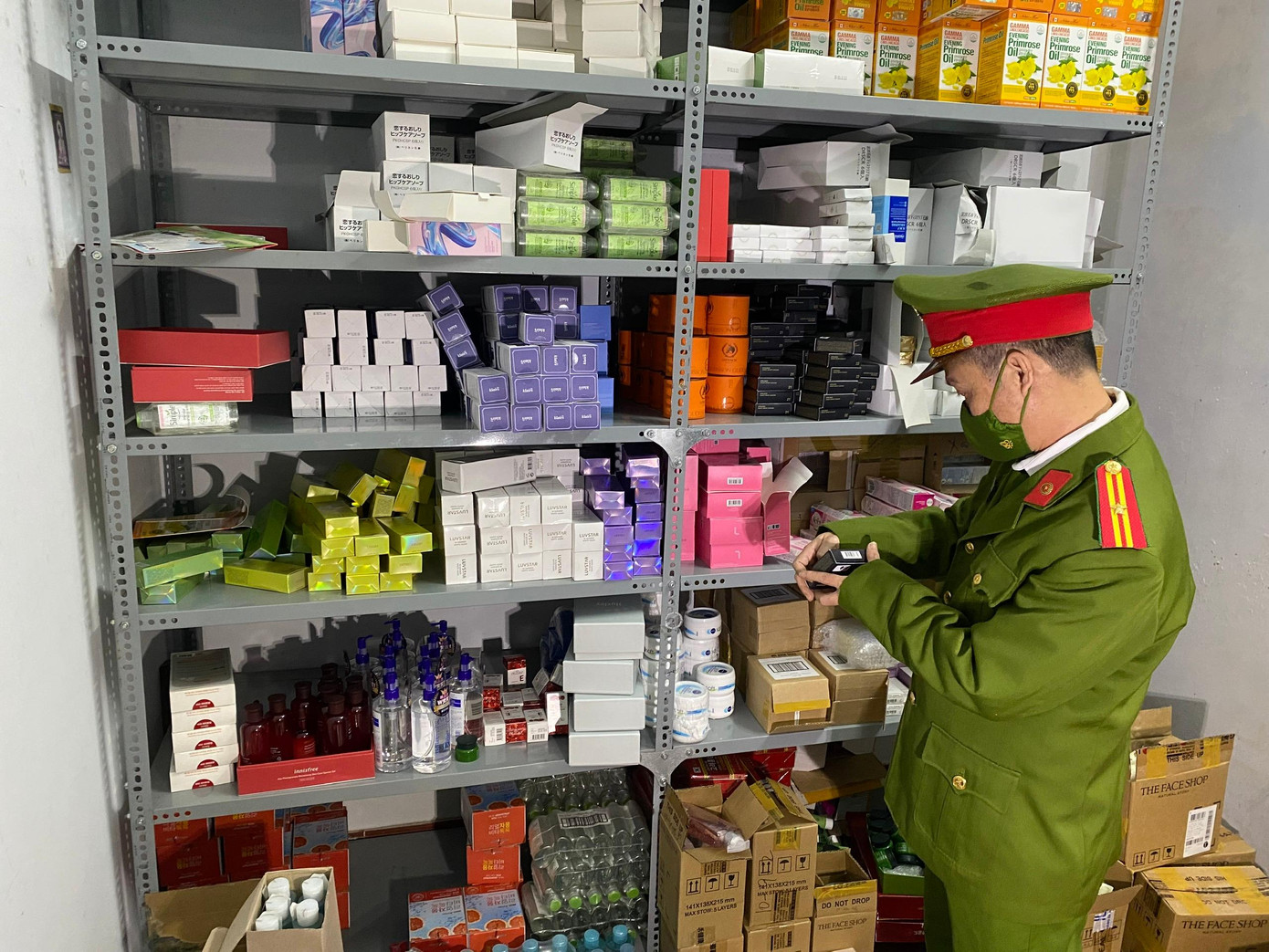 Hàng hóa không hóa đơn chứng từ bị công an phát hiện Hàng hóa không hóa đơn chứng từ bị công an phát hiện