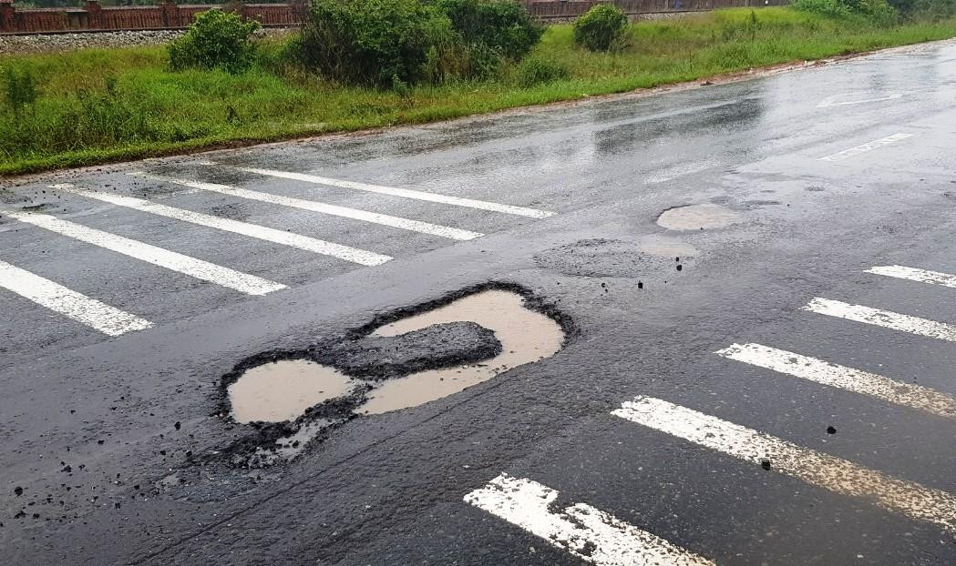 Ông Trần Quang Thanh, Phó Cục trưởng Cục Quản lý Đường bộ 2, cho rằng, dự án đưa vào khai thác khá lâu (từ tháng 10/2015), đã qua năm thứ 7, hết thời hạn bảo hành; do đó, đã đến giai đoạn đại tu, sửa chữa. Việc đảm bảo an toàn giao thông thông suốt trên tuyến thuộc trách nhiệm của đơn vị quản lý đường bộ đoạn từ Quảng Trị đến TT-Huế. Khi xảy ra hư hỏng, đơn vị chức năng phải đặt biển cảnh báo, rào chắn tạm thời. Sau đó, tiến hành khắc phục sửa chữa, dập vá ngay khi thời tiết thuận lợi, để bảo đảm an toàn giao thông.